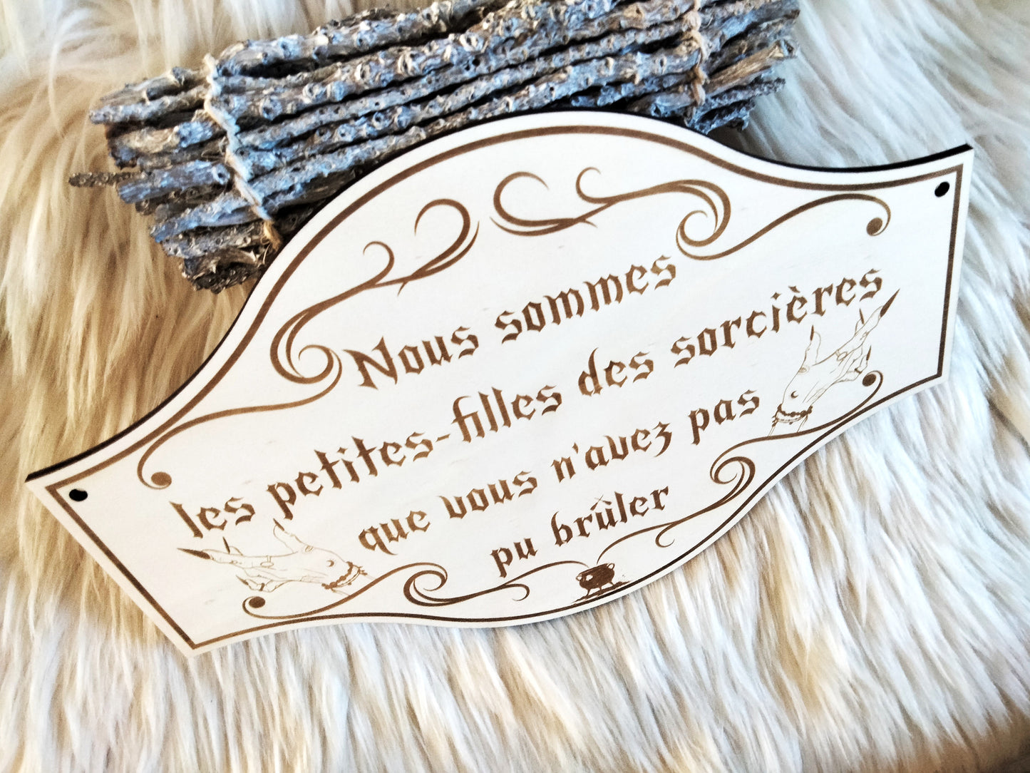Ajoutez une touche witchy à votre décoration intérieure avec cette plaque gravée. Fière et symbolique, elle capte tout de suite le regard.