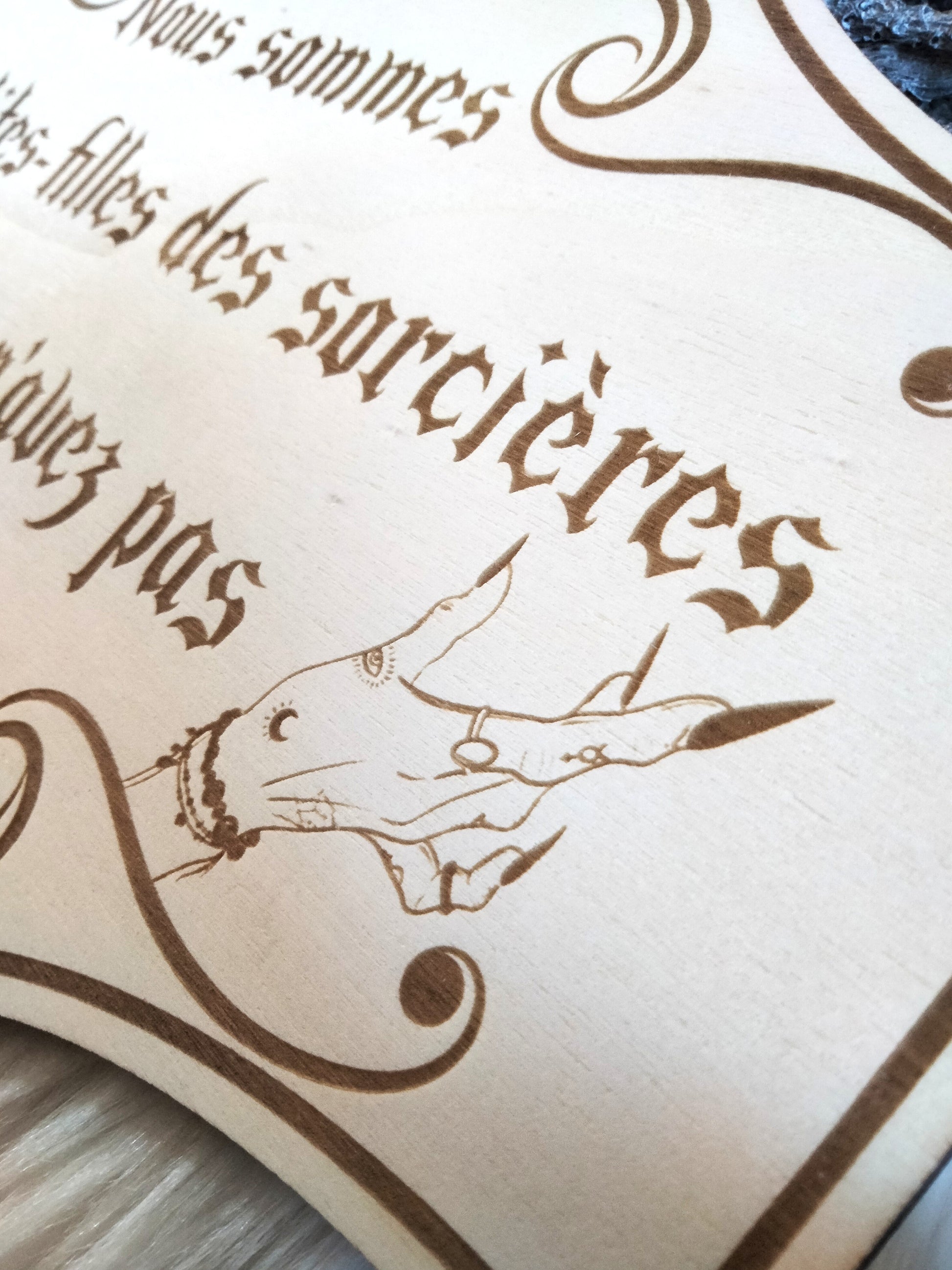 Cette plaque en bois porte un message d’empowerment féminin et de magie intérieure. Une décoration forte, inspirante et intemporelle.