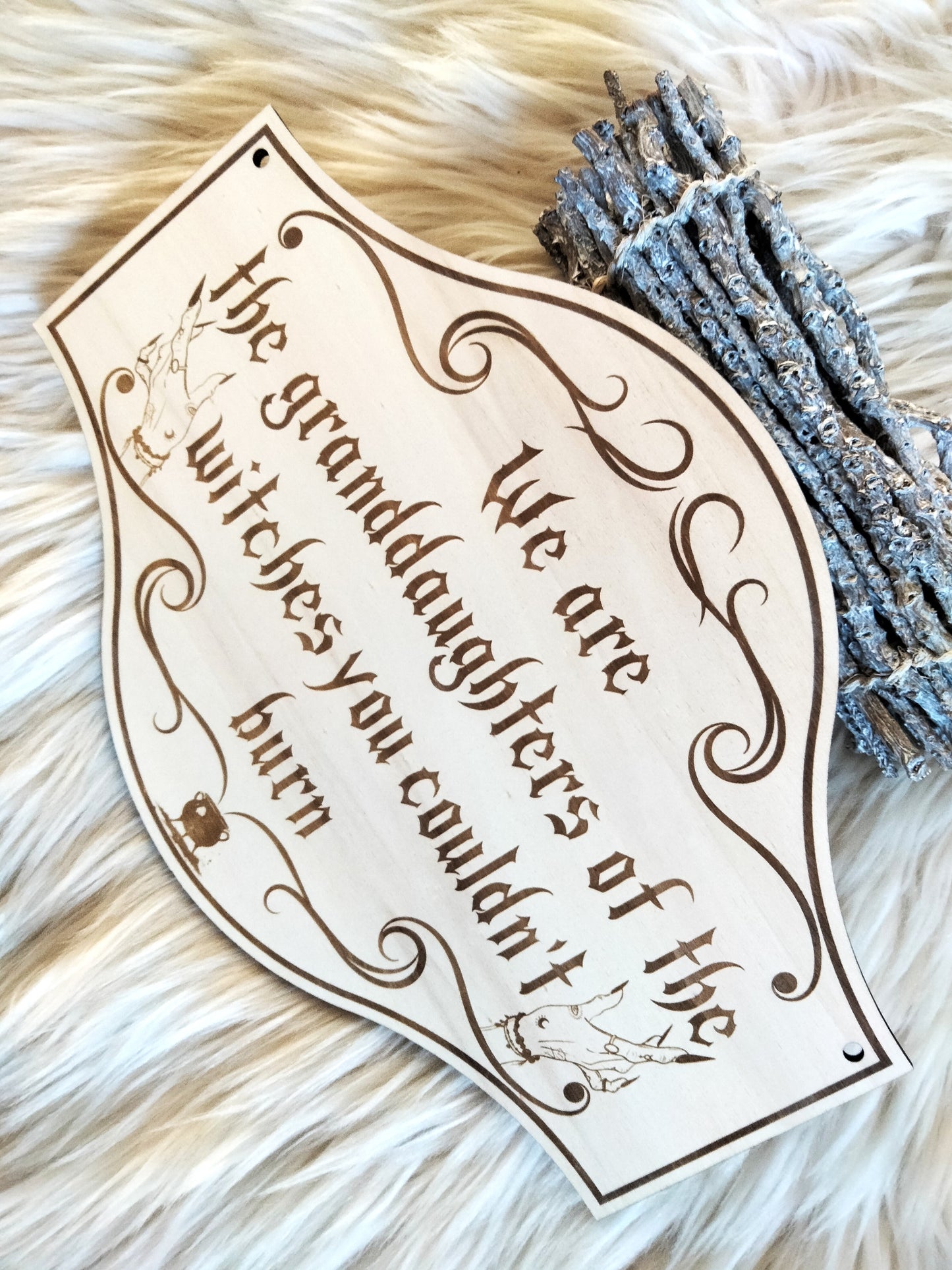 Une pièce décorative élégante et mystique qui célèbre les sorcières d’hier et d’aujourd’hui. Le cadeau idéal pour une witch moderne.