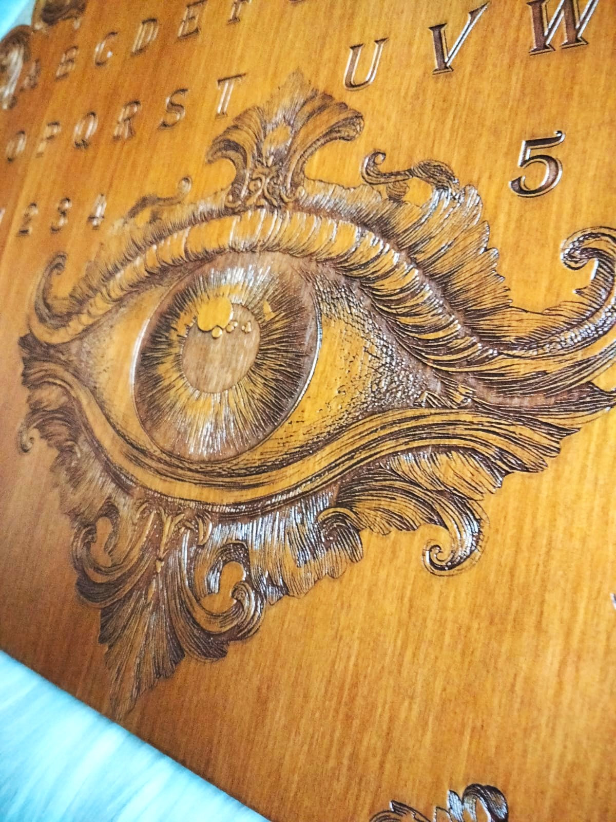 Planche Ouija artisanale gravée en bois clair avec planchette witchy
