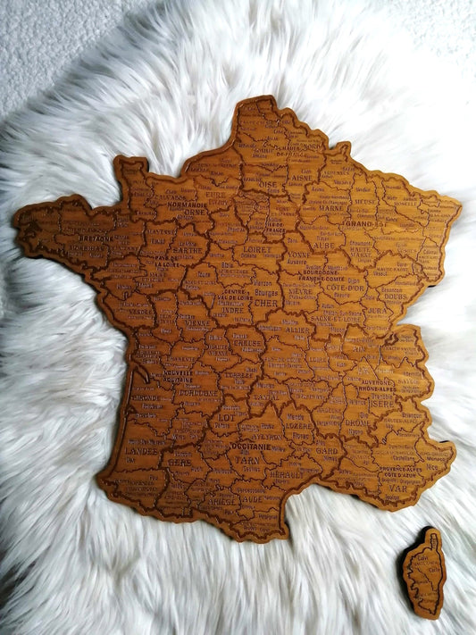 Carte de France gravée sur bois de peuplier, réalisée artisanalement avec une finition soignée (50 cm x 50 cm x 1 cm). Ce produit unique met en valeur les frontières des régions françaises et apporte une touche chaleureuse à votre intérieur. Livrée avec son attache murale pour une installation facile. Idéale pour les passionnés de géographie, de design rustique ou pour immortaliser vos souvenirs de voyage.