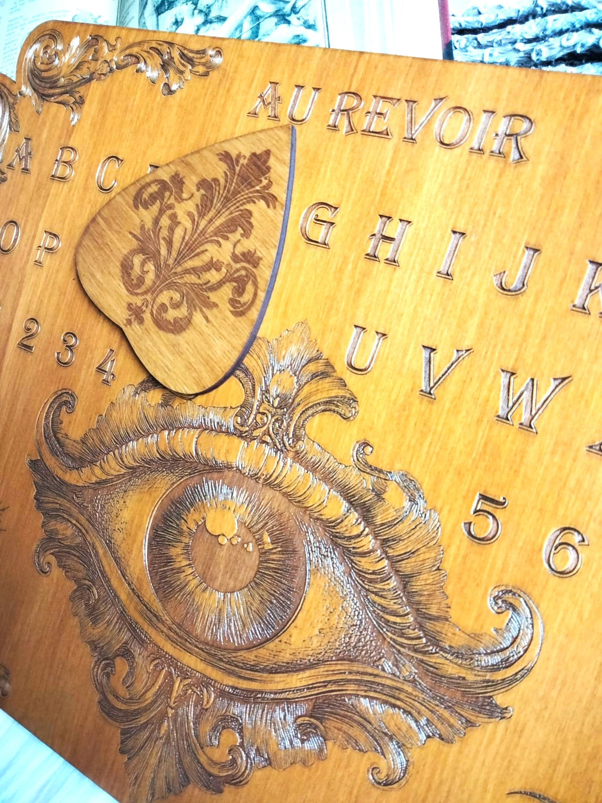 Outil divinatoire ésotérique posé sur un autel spirituel décoré