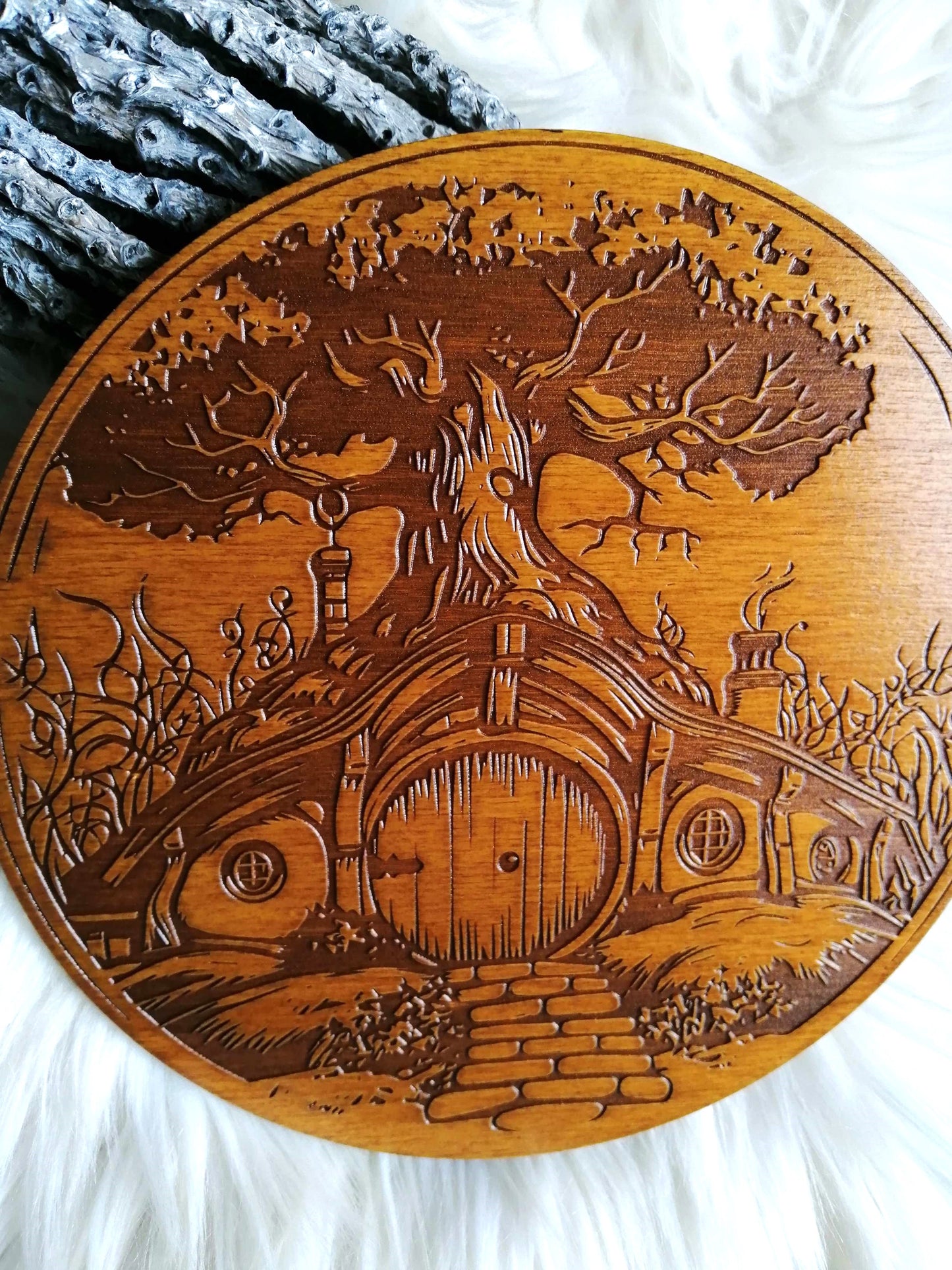 🏡 Maison Hobbit – Gravure Artisanale en Bois, Décoration Inspirée d’un Univers Fantastique