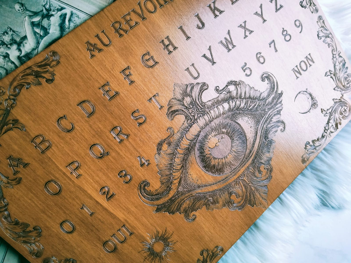 Détail gravure symbole mystique sur planche Ouija en bois