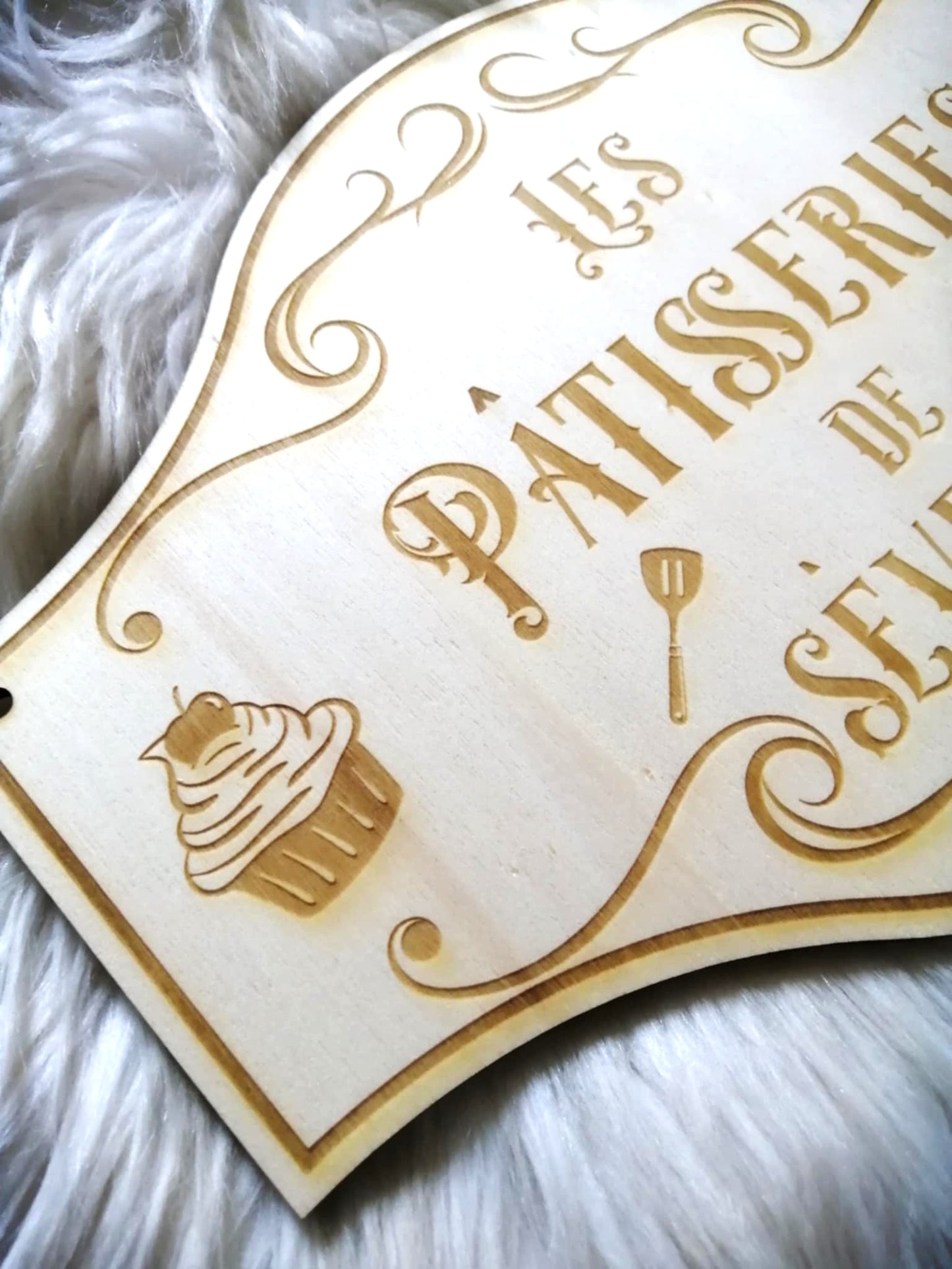 Plaque personnalisée en bois gravé "Les pâtisseries de Séverine"