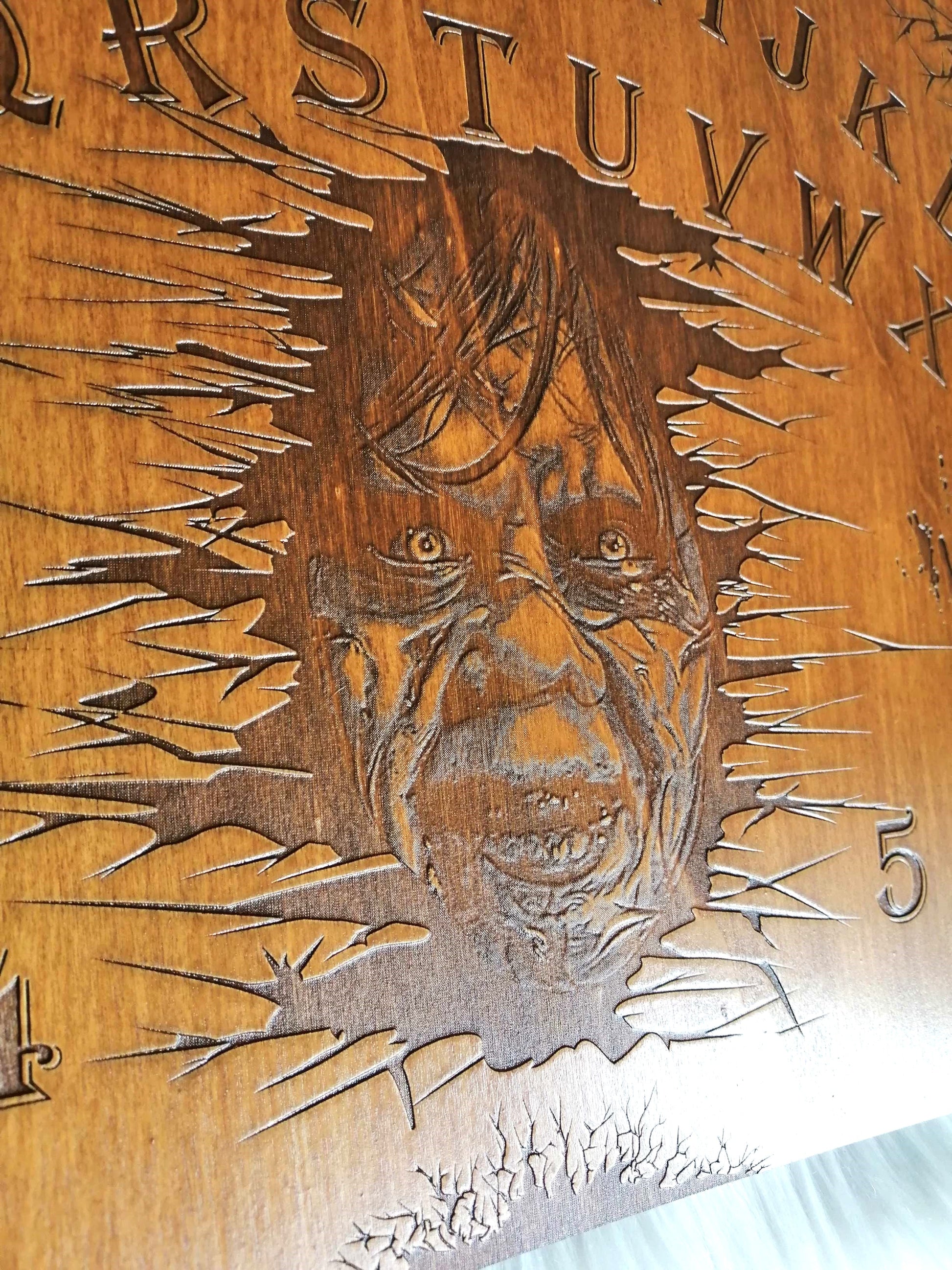 Planche Ouija 'L'Exorciste' artisanale réalisée en bois de qualité supérieure (49 cm x 33 cm), fabriquée à la main avec un savoir-faire exceptionnel. Chaque pièce est unique, alliant mysticisme et artisanat traditionnel. Parfaite pour les séances de divination ou comme décoration ésotérique dans votre intérieur. Personnalisation possible sur demande avant l'achat. Un objet essentiel pour les passionnés d'arts occultes et de spiritualité