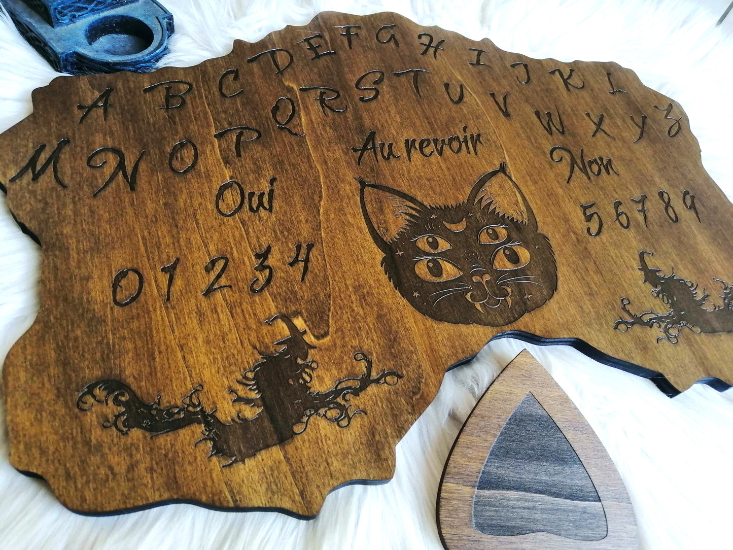 Planche Ouija Spooky en bois de qualité supérieure, grande taille (49cm x 33cm), fabriquée à la main avec un soin particulier pour chaque détail. Son design unique et mystérieux la rend idéale pour les séances de divination ou comme élément décoratif ésotérique dans votre maison. Personnalisable sur demande avant l'achat. Un incontournable pour les passionnés de spiritisme et des arts occultes. Fabriquée en France avec des matériaux durables, elle combine l'art traditionnel et le mysticisme