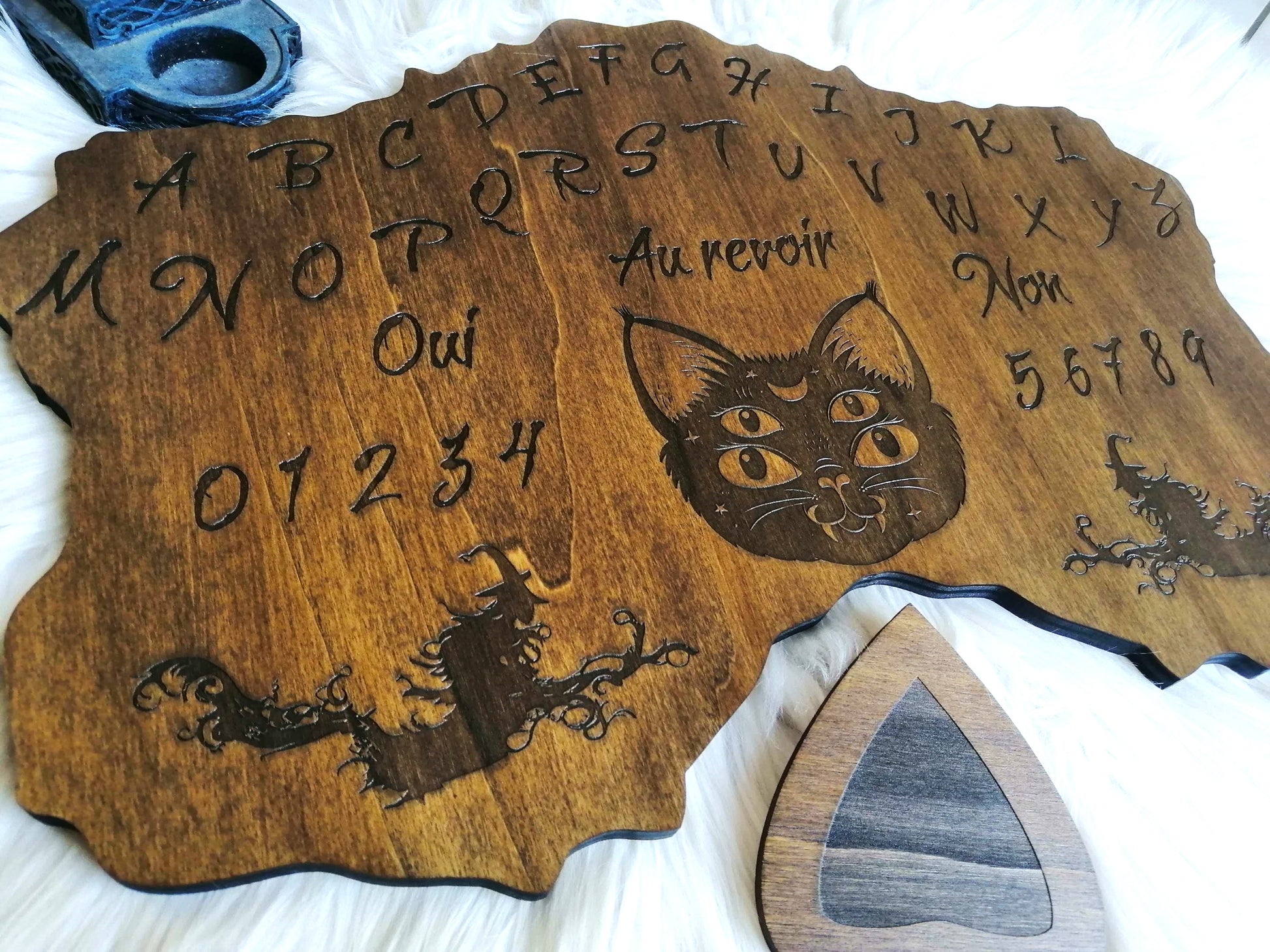 Planche Ouija Spooky en bois de qualité supérieure, grande taille (49cm x 33cm), fabriquée à la main avec un soin particulier pour chaque détail. Son design unique et mystérieux la rend idéale pour les séances de divination ou comme élément décoratif ésotérique dans votre maison. Personnalisable sur demande avant l'achat. Un incontournable pour les passionnés de spiritisme et des arts occultes. Fabriquée en France avec des matériaux durables, elle combine l'art traditionnel et le mysticisme