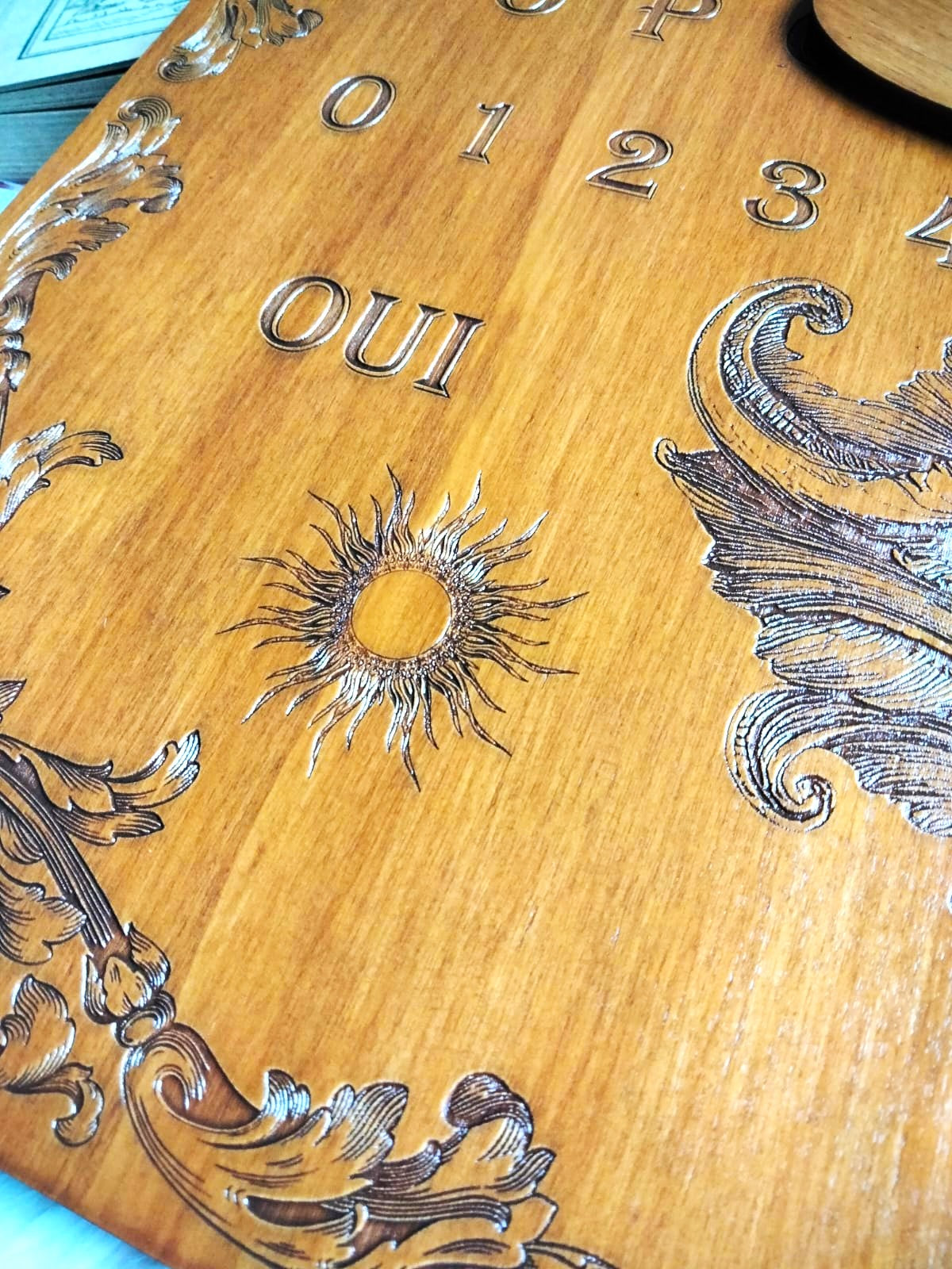 Planchette de communication spirituelle sur planche Ouija