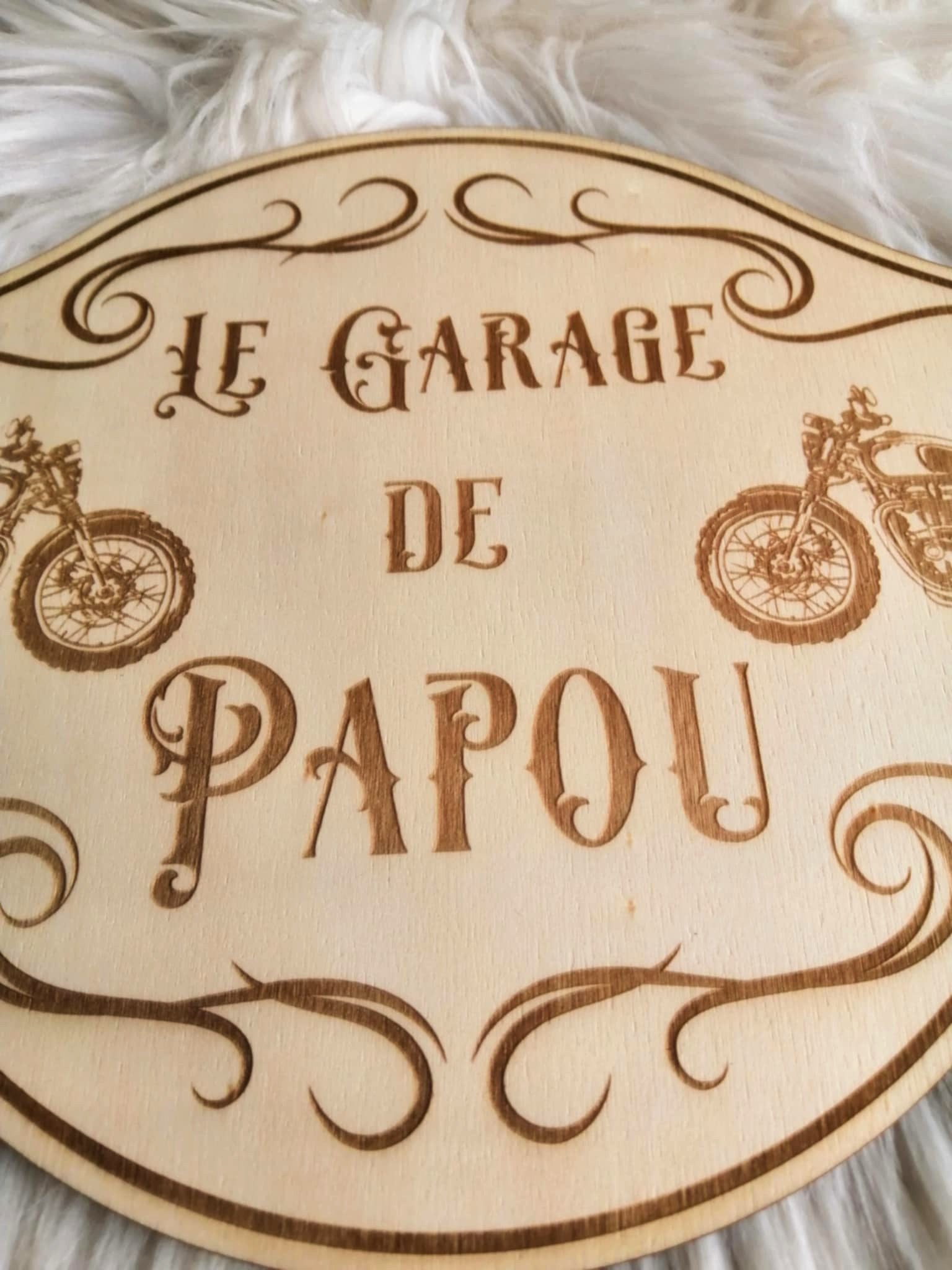 Décoration de garage personnalisée en bois avec gravure moto pour amateur de mécanique
