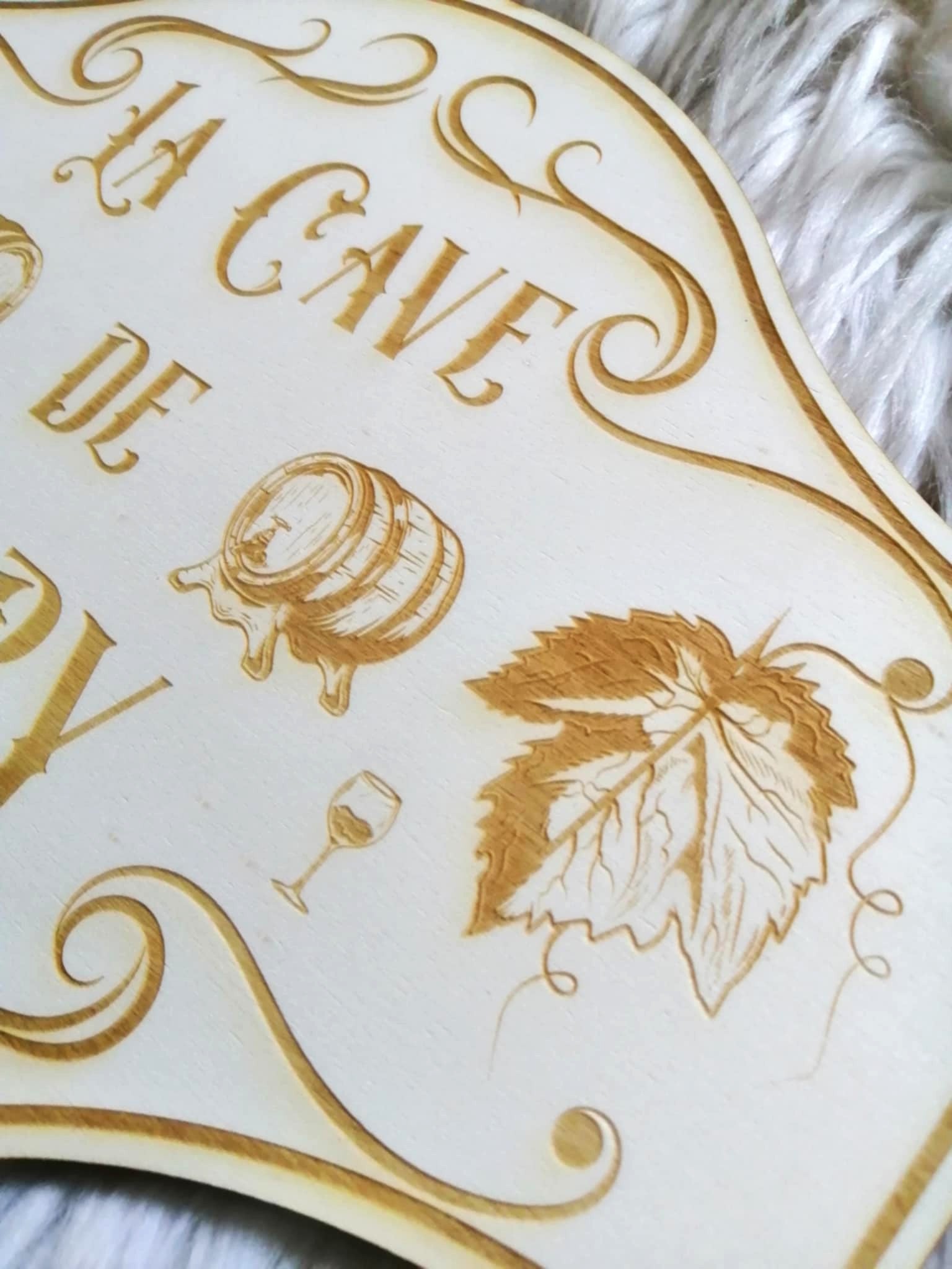 Plaque personnalisée fabriquée à Roanne - La cave de Papy en bois gravé