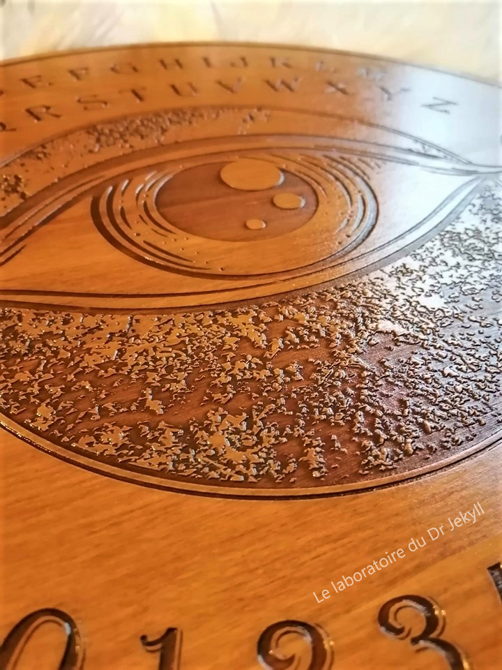 Planche Ouija "Watch me"