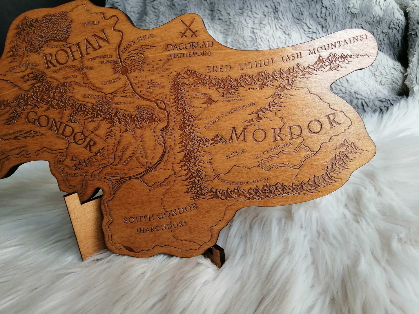 🗺️ Carte Gravée en Bois d’un Univers Fantastique – Décoration Artisanale Épique