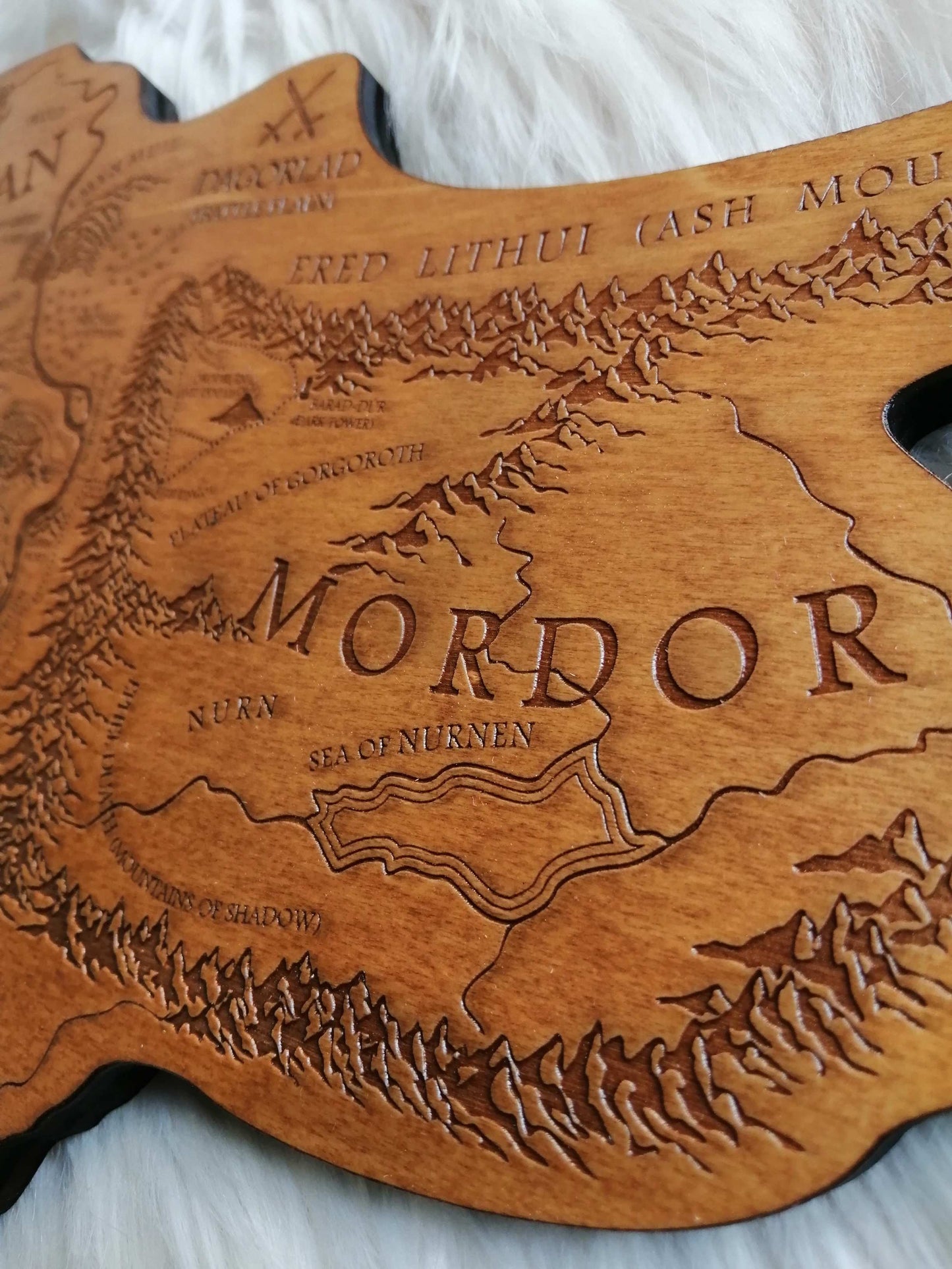 🗺️ Carte Gravée en Bois d’un Univers Fantastique – Décoration Artisanale Épique