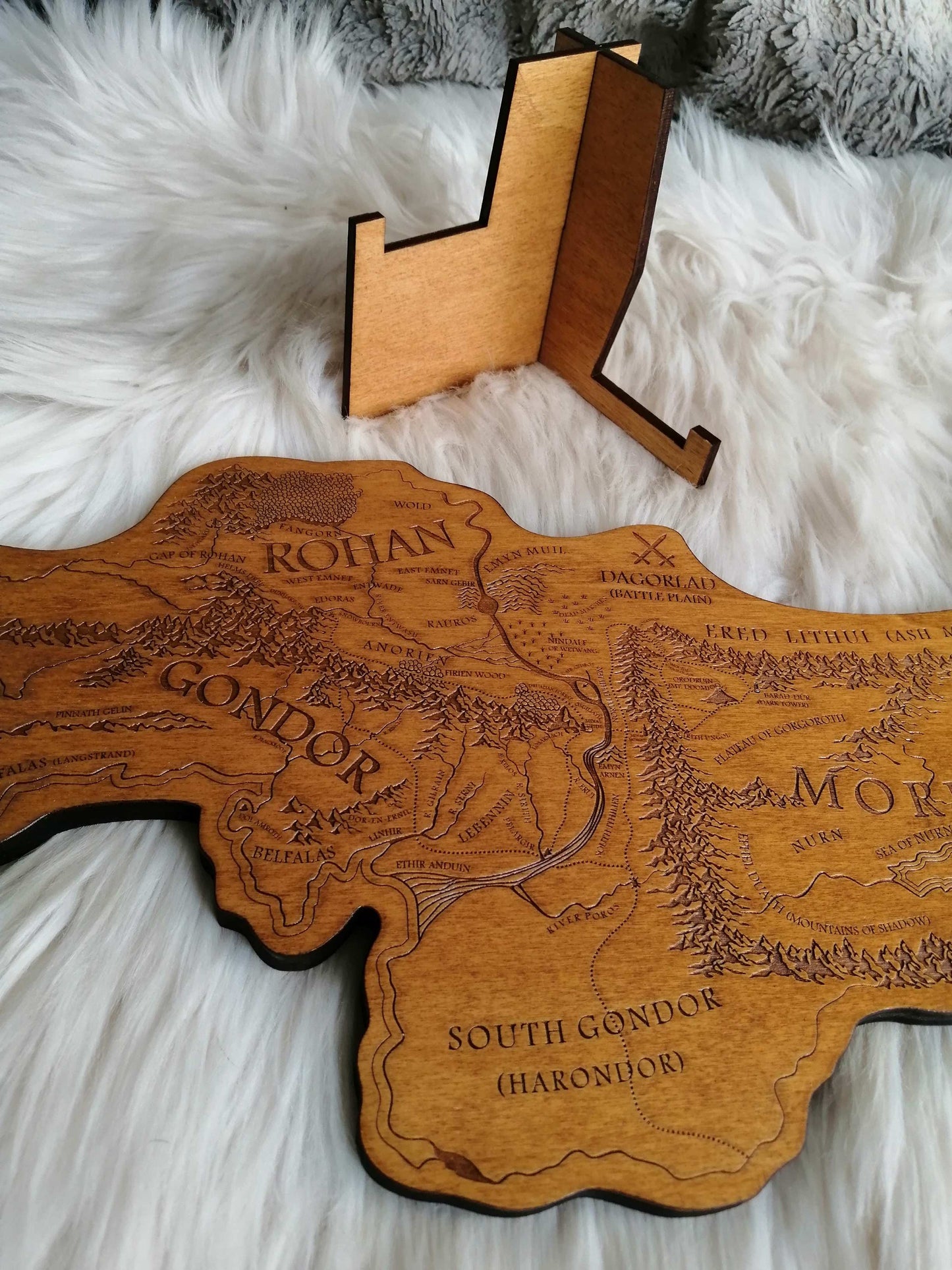 🗺️ Carte Gravée en Bois d’un Univers Fantastique – Décoration Artisanale Épique