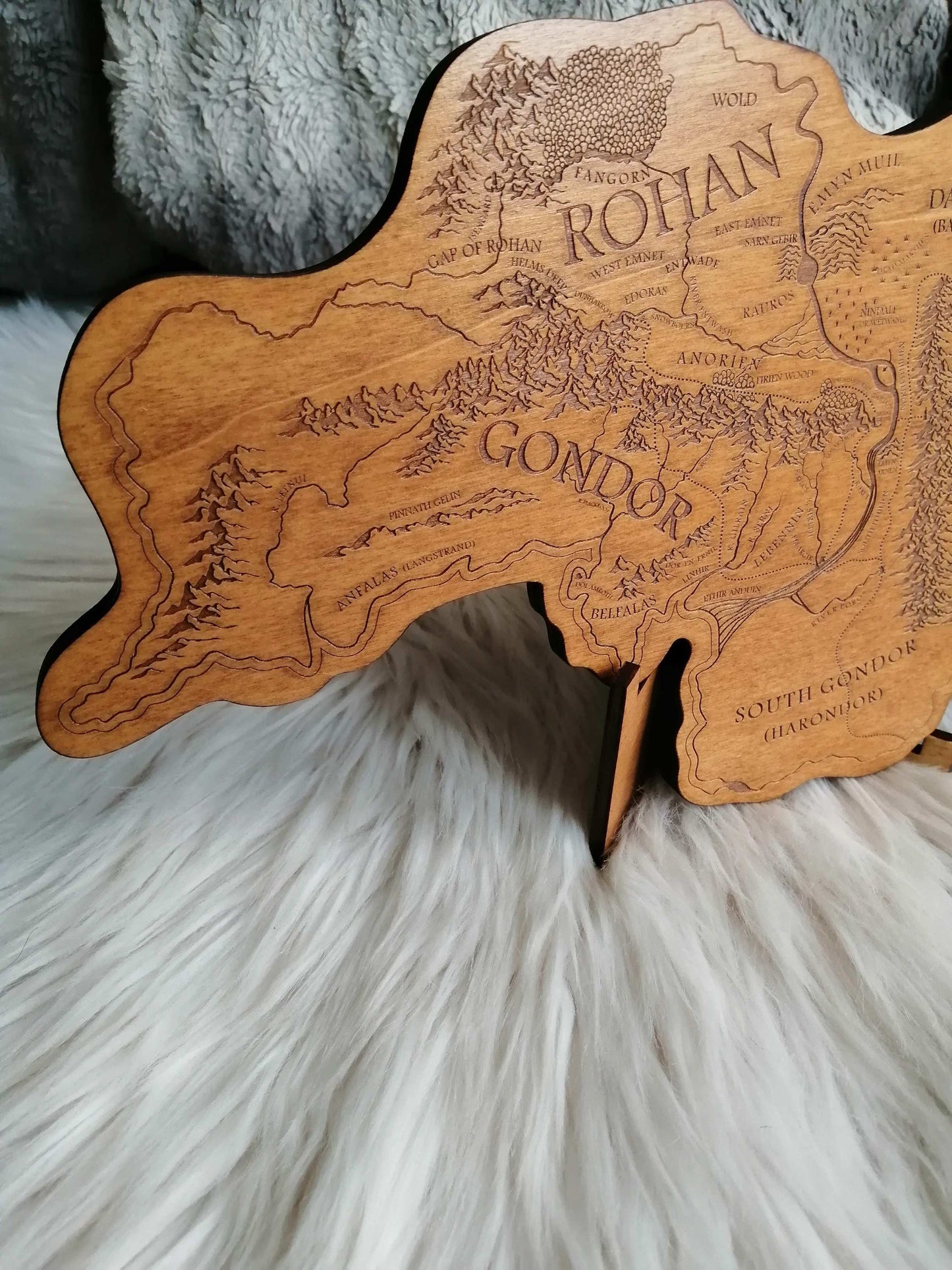 🗺️ Carte Gravée en Bois d’un Univers Fantastique – Décoration Artisanale Épique