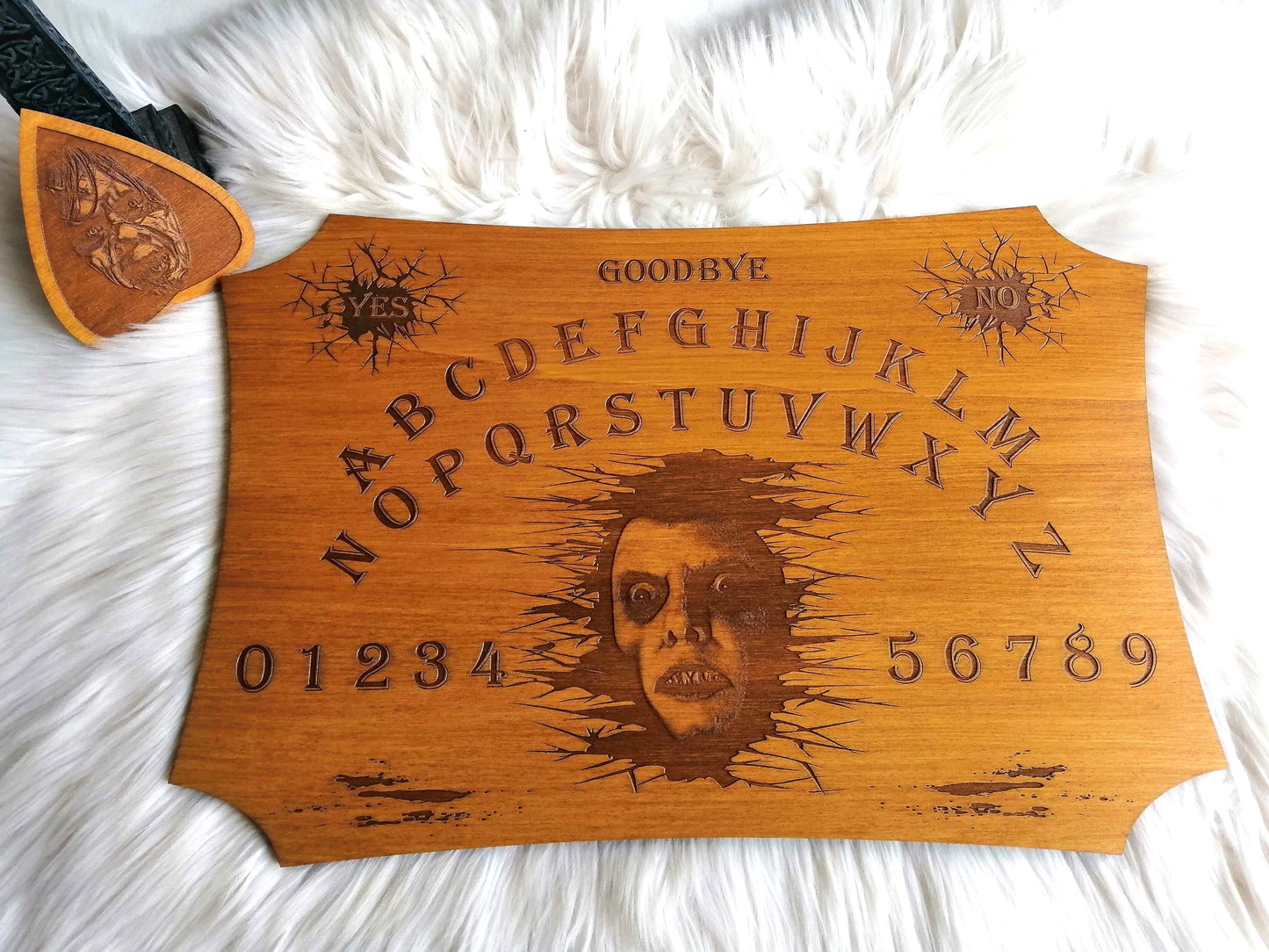 Planche Ouija 'Pazuzu' artisanale, réalisée en bois de qualité supérieure (49 cm x 33 cm). Chaque pièce est fabriquée à la main avec un savoir-faire exceptionnel, inspirée par l'univers de l'Exorciste. Parfaite pour les séances de divination, le spiritisme, ou comme objet décoratif mystique. Personnalisation possible avant l'achat. Un incontournable pour les passionnés d'arts occultes et de spiritualité