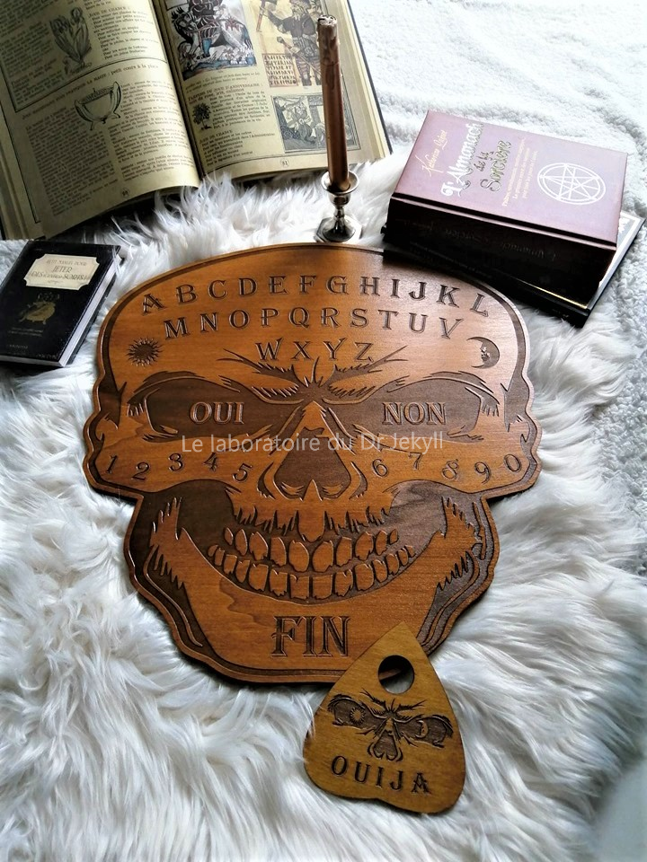 Planche Ouija 'Skull' artisanale, fabriquée à la main en bois de qualité supérieure (45 cm x 41 cm). Chaque pièce est unique, alliant l'art ésotérique à l'artisanat français. Parfaite pour les séances de divination, le spiritisme ou comme décoration mystique dans votre intérieur. Personnalisation disponible avant l'achat pour répondre à vos besoins spirituels. Un objet unique pour les passionnés d'arts occultes et de spiritualité.