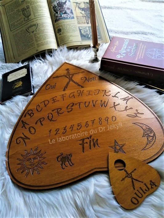 Planche Ouija 'The Witch' artisanale, réalisée à la main avec un bois de qualité supérieure (45 cm x 41 cm). Chaque pièce est unique, alliant artisanat traditionnel et mysticisme. Idéale pour les séances de divination, le spiritisme ou comme décoration ésotérique dans votre intérieur. Personnalisation possible avant l'achat. Un objet mystique parfait pour les passionnés d'arts occultes et de spiritualité.